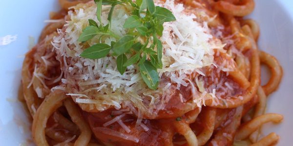 Pici al Pomodoro, Pepe nero e Basilico: la ricetta di Petti